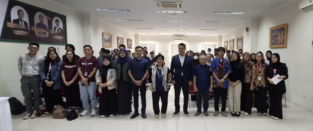 Dekan Fakultas Psikologi Mengikuti Diskusi Publik 2025 “Fresh Graduate vs Realita: Siapkah Kamu untuk Bersaing?”