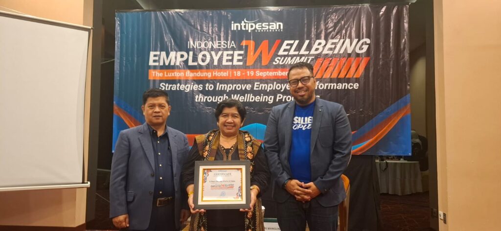 Dekan Fakultas Psikologi Ubhara Jaya Dr. Wustari L. Mangundjaya Bahas Strategi Mengatasi Burnout dalam Indonesia Employee Wellbeing Summit 2025